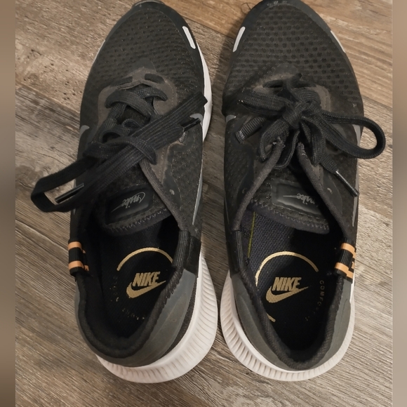 Women's Gently Used Nike Tennis Shoes Size 9.5 - Picture 8 of 10